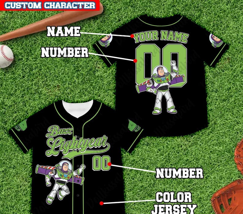 Puede incluir: Camiseta de b&eacute;isbol negra con Buzz Lightyear de Toy Story. La camiseta tiene detalles en verde, el n&uacute;mero "00" y la opci&oacute;n de a&ntilde;adir un nombre personalizado. Tambi&eacute;n se ven un bate y una pelota de b&eacute;isbol.