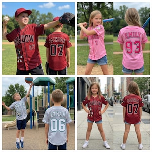 Puede incluir: Un collage de ni&ntilde;os con camisetas de b&eacute;isbol. Las camisetas son de varios colores, incluyendo rojo, rosa y gris. Cada camiseta tiene un nombre y un n&uacute;mero en la espalda. Algunas camisetas tienen la palabra "Shadow" en la parte delantera. Los ni&ntilde;os est&aacute;n en varios entornos al aire libre.