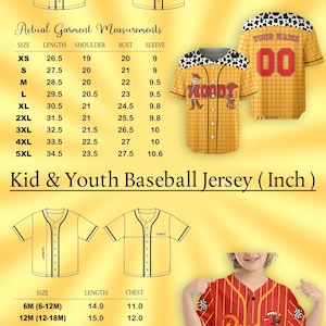 Puede incluir: Se muestran camisetas de b&eacute;isbol para adultos y ni&ntilde;os, con tablas de tallas en pulgadas. Una camiseta presenta un dise&ntilde;o "Woody", y otra el logo "Rusteze". Las camisetas son abotonadas y de manga corta.