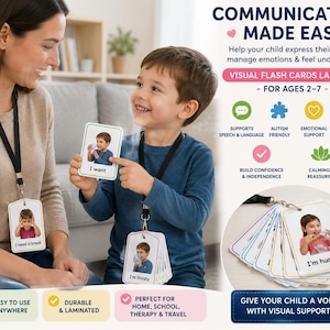 Op de afbeelding: Een kind en een volwassene gebruiken visuele flashcards. De kaarten tonen afbeeldingen en zinnen als 'Ik wil', 'Ik heb honger' en 'Ik heb dorst'. De tekst op de kaarten en eromheen luidt 'COMMUNICATIE GEMAKKELIJK GEMAAKT' en 'VISUELE FLASH CARDS VOOR LEEFTIJDEN 2-7'.