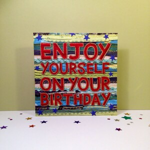 Amusez-vous pour votre anniversaire - Joyeux anniversaire - Design effet tissu coloré - Carte carrée et enveloppe - Rouge et bleu - Blanc à l'intérieur