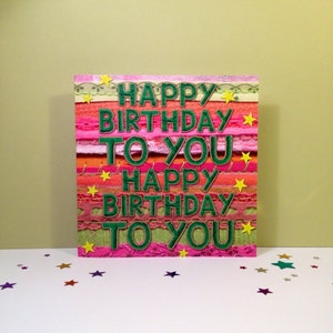 Happy Birthday To You, Happy Birthday To You - Verjaardagskaart - Kleurrijke vierkante kaart met envelop - roze en groen - strepen met sterren