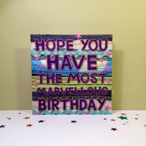 J'espère que vous passerez un merveilleux anniversaire - Joyeux anniversaire - Motif effet tissu coloré - Carte carrée - Violet et bleu - Blanc à l'intérieur