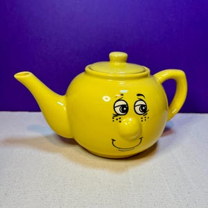 Teiera gialla in terracotta Trade Winds – Servizio da tavola con faccine divertenti degli anni '90
