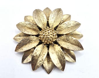 1970s Sarah Coventry Brooch Gold Tone Flower