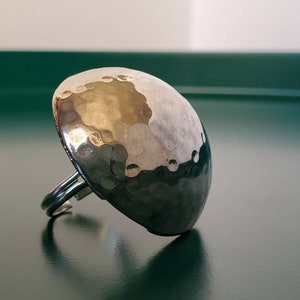 Anillo de declaración Disco & Dimples - materiales ajustables y reutilizados