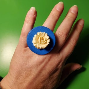 Anillo de declaración ajustable Royal Cream - hecho de materiales reutilizados