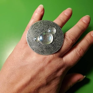 Anillo de declaración ajustable Bubble Disc - hecho de materiales reutilizados