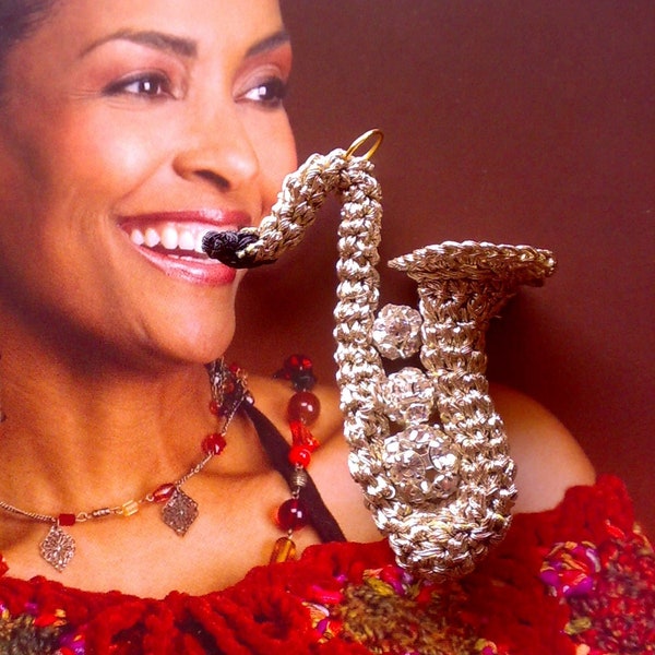 Modèle de saxophone miniature au crochet, modèle de bijoux au crochet, instrument de musique au crochet, musique jazz d'orchestre, crochet unique insolite
