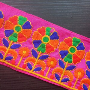 Ampio bordo floreale rosa, bordo Banjara Kutchi, bordo indiano