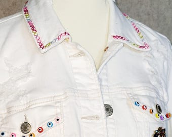 ユニークなアップサイクルの手描きと刺繍が施された、白いアメリカンイーグルのダメージ加工デニムジャケット、L、フロントにビーズのディテールが施されています。