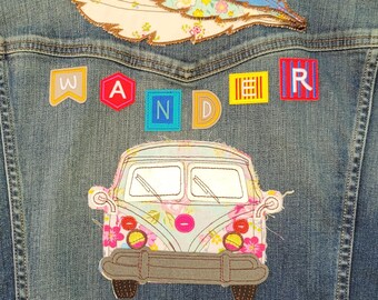 キャンプモチーフのユニークなアップサイクル リーバイス デニム ジャケット、レディース XL。