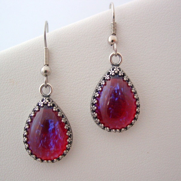 Pendientes victorianos de ópalo con aliento de dragón y engaste de corona de cristal vintage.