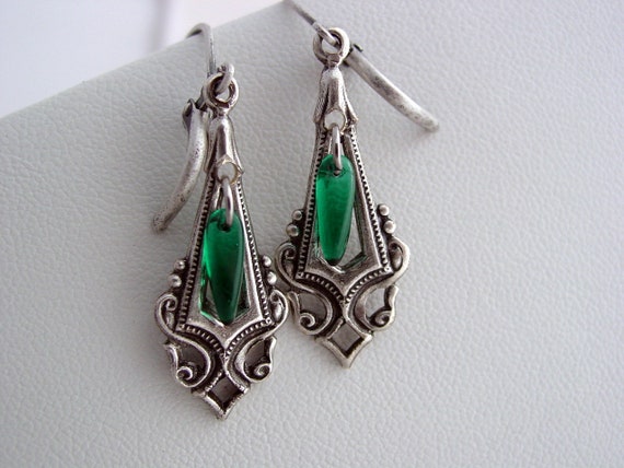 Victorian Style, Emerald Green Glass Earrings, V Pendant Drop Earrings, Leverback, Victorian Jewelry