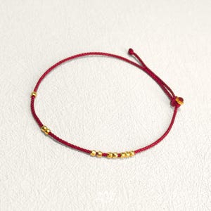 Armband med rött siden i 925 silver och guldpärlor, minimalistiskt, nätt vänskapssmycke, present till bästa vän och själssyster, armband med rött tråd att stapla bild 3