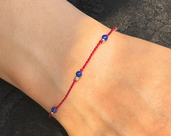 Pulsera de hilo fino rojo de lapislázuli para mujer, amuleto minimalista de protección con pequeñas cuentas de piedras preciosas naturales, delicado regalo espiritual hecho a mano.