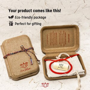 Pode incluir: Uma caixa de cart&atilde;o castanha amarrada com uma corda multicolorida, e uma segunda caixa aberta, revelando uma pulseira vermelha sobre um tecido branco. O texto "Your product comes like this!" e "Eco-friendly package" s&atilde;o vis&iacute;veis.