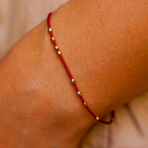 Bransoletka z koralikami z czerwonego jedwabiu ze srebra 925 i złota, minimalistyczny, delikatny prezent dla przyjaciółki i siostry duszy, czerwona bransoletka z nici do łączenia