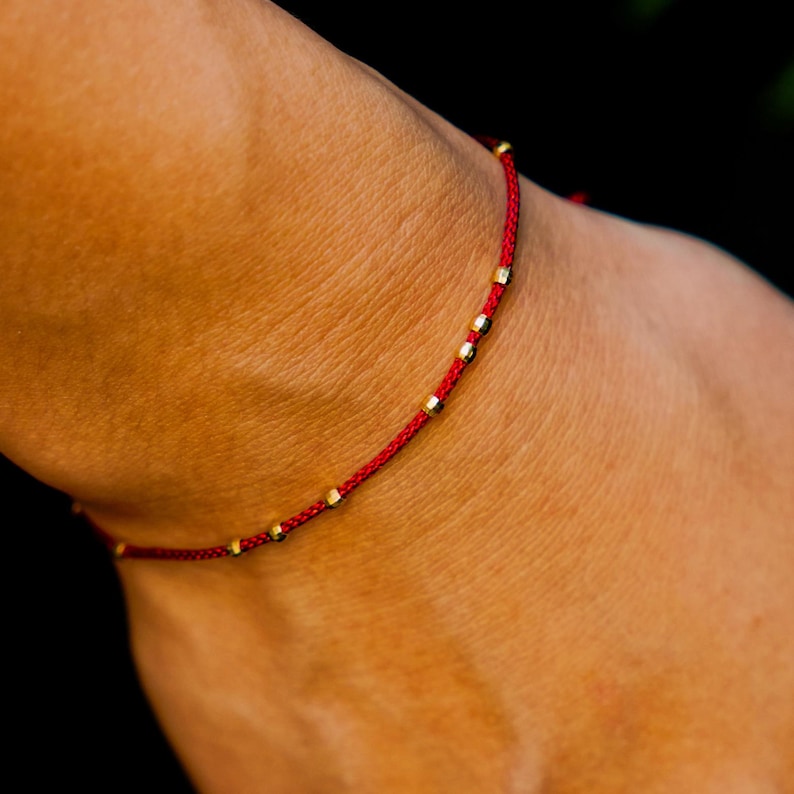 Armband med rött siden i 925 silver och guldpärlor, minimalistiskt, nätt vänskapssmycke, present till bästa vän och själssyster, armband med rött tråd att stapla bild 2