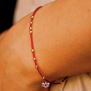 Armband med rött siden i 925 silver och guldpärlor, minimalistiskt, nätt vänskapssmycke, present till bästa vän och själssyster, armband med rött tråd att stapla bild 6