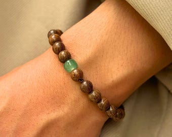 Bracciale da uomo in legno con perline di giada verde, gioielli naturali dai toni terrosi, ciondolo stile yoga, rosario buddista per meditazione e consapevolezza.