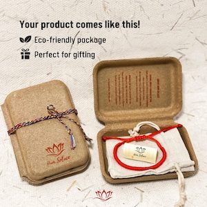 Pu&ograve; includere: Confezione ecologica marrone con un braccialetto rosso su tessuto bianco. La scatola &egrave; legata con un cordino colorato e riporta la scritta "Howe Solace". &Egrave; visibile anche il testo "Your product comes like this!"