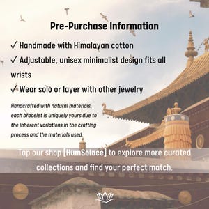 Pode incluir: Imagem com texto: Informa&ccedil;&otilde;es pr&eacute;-compra. Feito &agrave; m&atilde;o com algod&atilde;o do Himalaia. Design minimalista unissex ajust&aacute;vel, serve para todos os pulsos. Use sozinho ou em camadas com outras joias. Visite nossa loja [HumSolace].