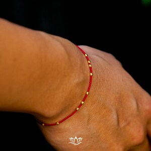 Armband med rött siden i 925 silver och guldpärlor, minimalistiskt, nätt vänskapssmycke, present till bästa vän och själssyster, armband med rött tråd att stapla bild 7