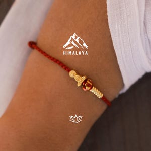 Bransoletka ze Złotego Buddy z Czerwonym Sznurkiem i Wdziękiem Lotosu, Tybetański Wdzięk Szczęścia, Buddyjski Amulet Bransoletka dla Par, Prezent Ochrony Duchowej dla Mamy