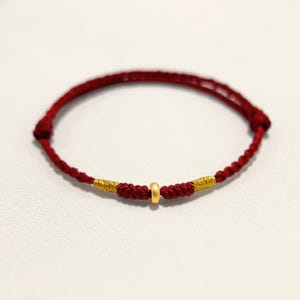 Bracciale tibetano minimalista con cordino rosso e perline dorate, portafortuna per anniversario, gioiello protettivo, regalo per il suo 30° compleanno.