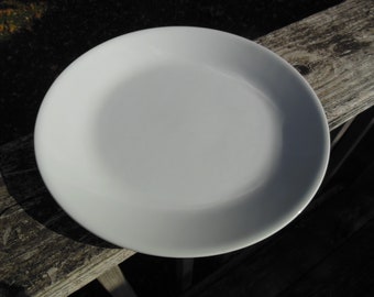 One single solitary "Frost White" Corelle dinner plate - orphan plate - 1970s