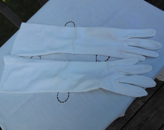 off white / ivory color vintage womens gloves mid-forearm length 1950s - 1960s petite / small size