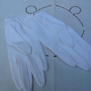 vintage white fabric women's gloves petite / small in size circa 1950s 1960s image 2