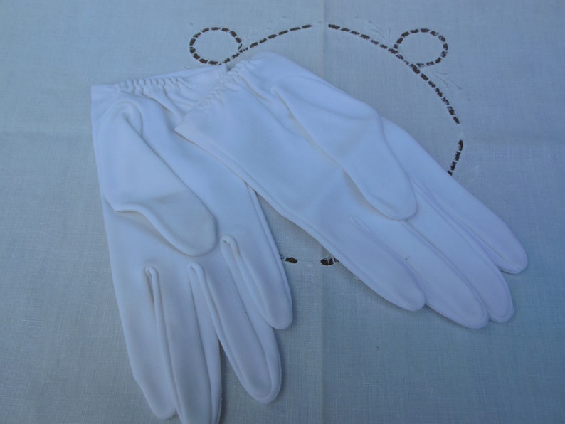 vintage white fabric women's gloves petite / small in size circa 1950s 1960s image 2