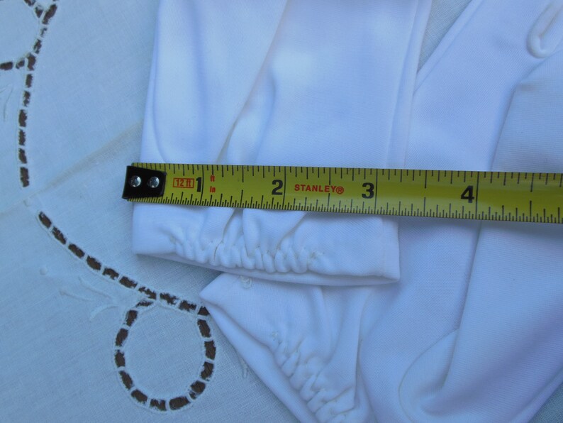 vintage white fabric women's gloves petite / small in size circa 1950s 1960s image 3