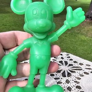 Figura vintage de Mickey Mouse de plástico verde de Louis Marx Toys, fechada en 1971, Disney. imagen 2
