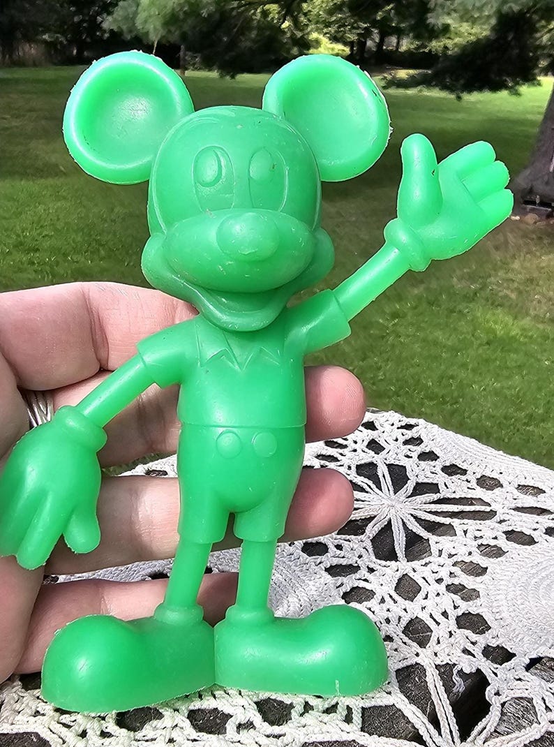 Figura vintage de Mickey Mouse de plástico verde de Louis Marx Toys, fechada en 1971, Disney. imagen 2
