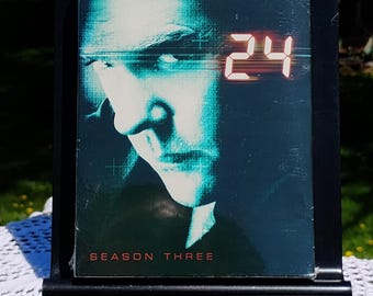 Serie de televisión 24 con Kiefer Sutherland en formato DVD. Temporada 3 completa, nueva y precintada, 2007.