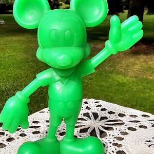 Figura vintage de Mickey Mouse de plástico verde de Louis Marx Toys, fechada en 1971, Disney. imagen 1