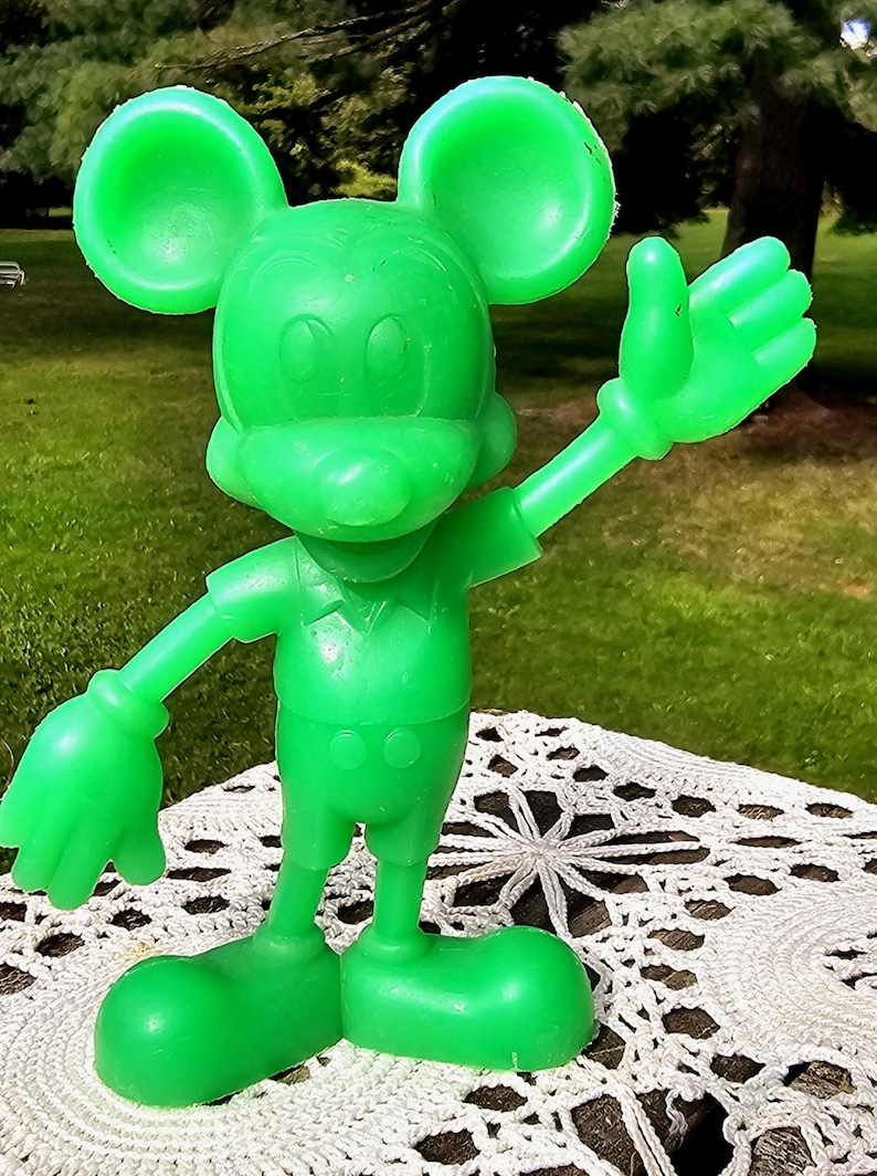 Figura vintage de Mickey Mouse de plástico verde de Louis Marx Toys, fechada en 1971, Disney. imagen 1