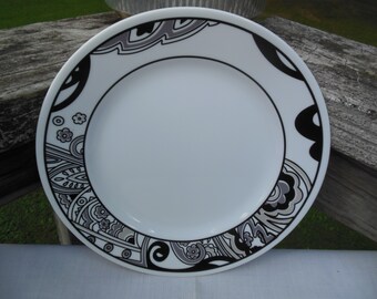 Corelle luncheon or salad plate mod floral gray and black print on white "Vive Nouveau" pattern