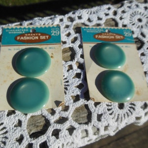 buttons shank vintage NEW old stock Grants Fashion large round pretty aqua colored  Lot of (4)  buttons still on original hang cards