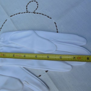 vintage white fabric women's gloves petite / small in size circa 1950s 1960s image 4