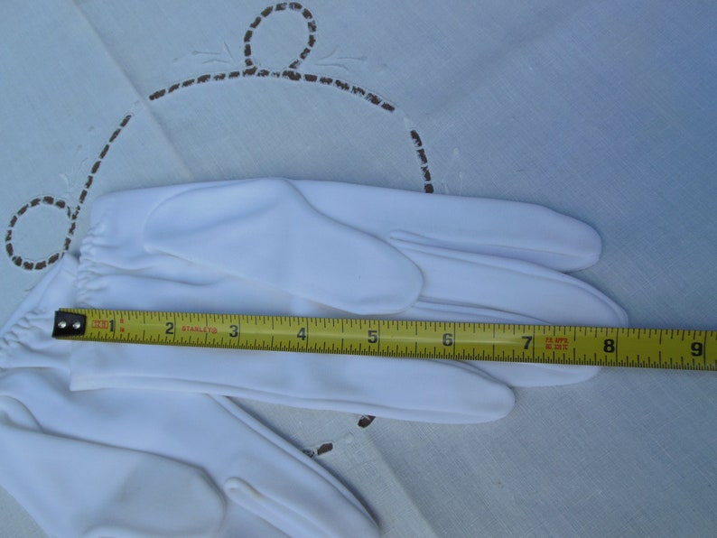 vintage white fabric women's gloves petite / small in size circa 1950s 1960s image 4