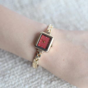 Reloj elegante vintage con caja cuadrada, reloj minimalista, regalo para ella, reloj dorado para mujer con esfera burdeos. Impuestos locales incluidos (donde corresponda).