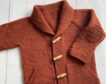 Grandpa cardigan knitting pattern, cozy unisex sweater, shawl collar, kangaroo pockets (3mo to 10yo) - Little Opa