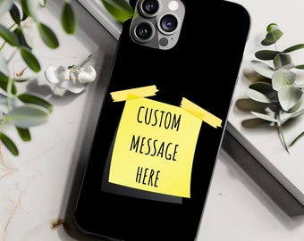 Może przedstawiać: Czarne etui na telefon z żółtą karteczką z napisem "CUSTOM MESSAGE HERE".