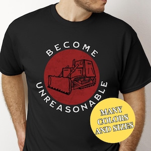Może przedstawiać: Czarny T-shirt z czerwonym kołem i białym tekstem, który brzmi "Become Unreasonable". Wewnątrz koła znajduje się czarno-biała ilustracja buldożera. Tekst "Many Colors and Sizes" znajduje się w żółtym kole.
