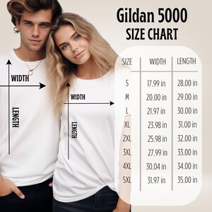 K&ouml;nnte beinhalten: Gr&ouml;&szlig;entabelle f&uuml;r Gildan 5000 T-Shirts, mit Ma&szlig;en in Zoll. Die Tabelle umfasst die Gr&ouml;&szlig;en S bis 5XL mit den entsprechenden Breiten- und L&auml;ngenma&szlig;en. Zwei Personen tragen wei&szlig;e T-Shirts.