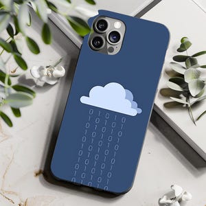 Peut inclure: Coque de téléphone bleu marine avec un motif de nuage bleu clair et une pluie de code binaire. L'étui est conçu pour s'adapter à un smartphone et comporte des découpes pour l'appareil photo et les boutons. Fabriqué en matériau durable.